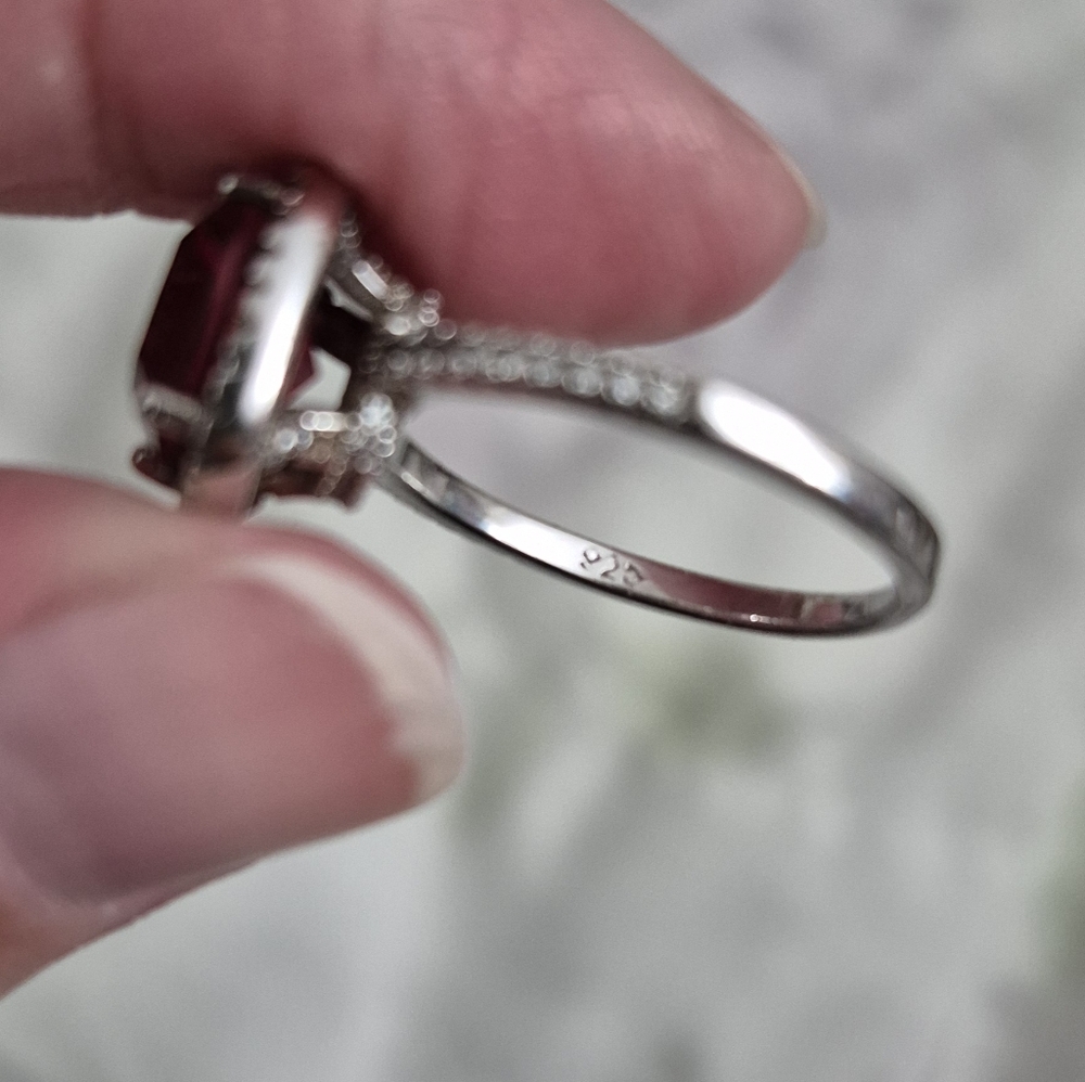 Elegant Silver and Red Gemstone Ring - Picture 4 of 5